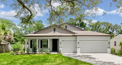 Spacious 5-Bedroom Oasis - Great for Group Stays!