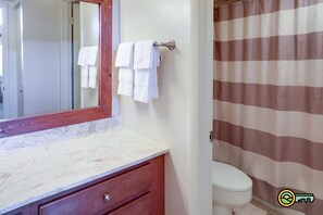 Duschwanne, Haartrockner, Handtücher