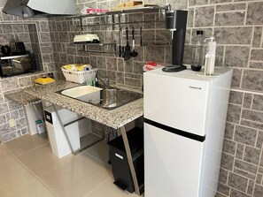 Een koelkast, een microgolfoven, een kookplaat