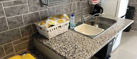 Geladeira, micro-ondas, cooktop, talheres/pratos/utensílios de cozinha