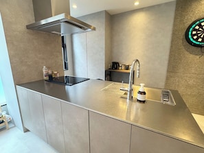 Frigorifero, microonde, piano cottura, pentole/stoviglie/utensili