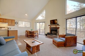 TV, caminetto, lettore DVD, tavolo da ping pong