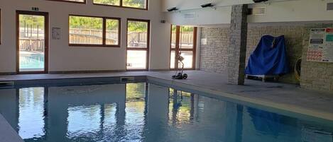 Piscina coperta, una piscina riscaldata