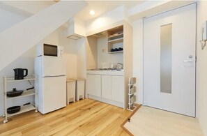 冷蔵庫、電子レンジ、コンロ、調理器具と食器