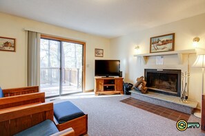 TV, fireplace, DVD player, video library - Mountain Cabin (#114) - Quiet, peaceful woodland location! (Basye)