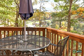 Outdoor dining - Mountaintop Chalet (#140) - Great valley & golf course views | Quiet location! (Basye)