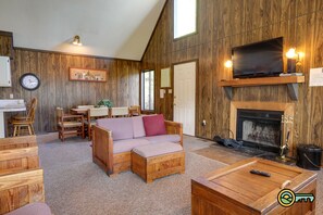 TV, fireplace, DVD player, video library - Golf-lover's Mountain Chalet (#150A) - Great view of golf course! (Basye)