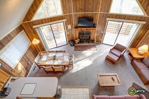 TV, fireplace, DVD player, table tennis - Mountainside Chalet (#162) - Great view of golf course and valley | Quiet location! (Basye)