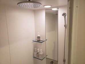 Secador de pelo, toallas