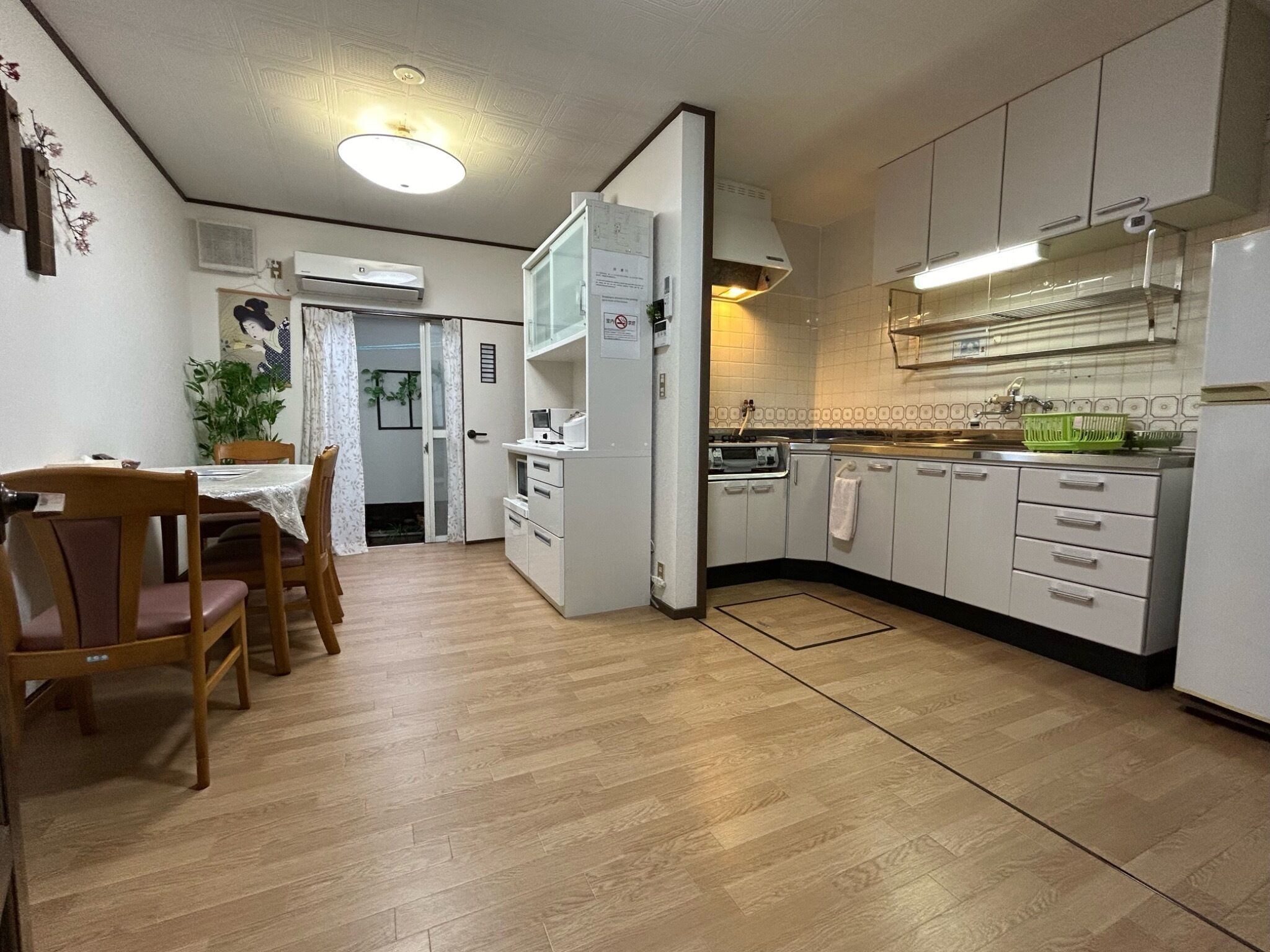 Kylskåp, mikrovågsugn, spishäll och grytor/köksredskap
