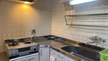 Refrigerador, microondas, parrilla de estufa y utensilios de cocina
