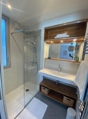 Douche, séchoir à cheveux, serviettes fournies, savon