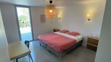 3 bedrooms, desk, iron/ironing board, free WiFi