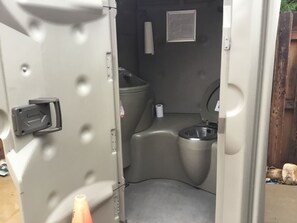 Ducha, toallas, jabón y champú