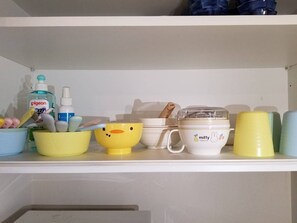 Frigorífico, microondas, placa de cocina y utensilios de cocina