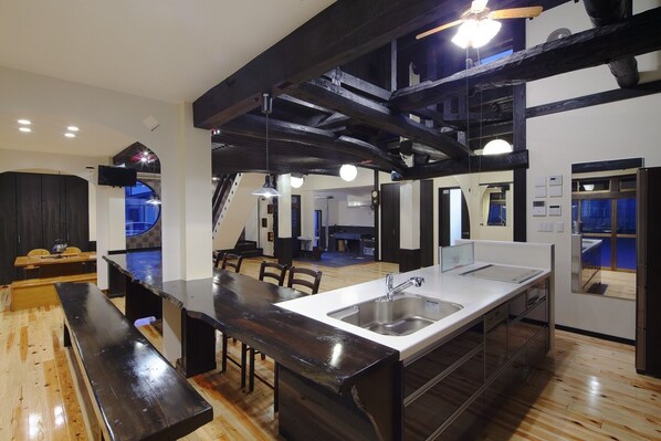 Frigorífico, microondas, placa de cocina y utensilios de cocina