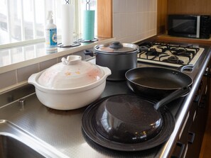 Kühlschrank, Mikrowelle, Herdplatte, Kochgeschirr/Geschirr/Besteck