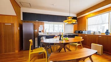 Geladeira, micro-ondas, cooktop, talheres/pratos/utensílios de cozinha