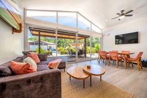 TV - Ground-floor condo with AC, pool views, on-site outdoor pool and plunge pool (Playa Avellanas)