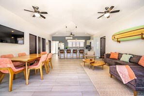 TV - Ground-floor condo with AC, pool views, on-site outdoor pool and plunge pool (Playa Avellanas)