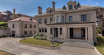 11 Bedroom 33 beds Woolworth Mansion in Scranton