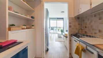 Réfrigérateur, micro-ondes, four, cafetiÚre/bouilloire