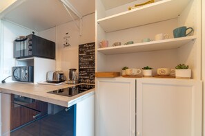 Kühlschrank, Mikrowelle, Ofen, Wasserkocher mit Kaffee-/Teezubehör