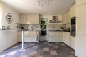 Fridge, microwave, oven, coffee/tea maker - Dorlanne - One Bedroom House, Sleeps 2 (Saint-Palais)