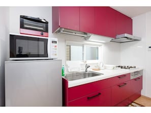 Fridge, microwave, stovetop, cookware/dishes/utensils