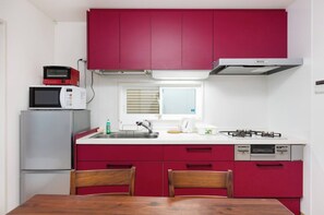 Fridge, microwave, stovetop, cookware/dishes/utensils - 6 minutes walk from Kyoto station new 2 story hou / Kyoto Kyōto (Kyoto)