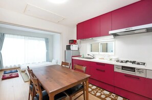 Kühlschrank, Mikrowelle, Herdplatte, Kochgeschirr/Geschirr/Besteck