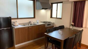 Kühlschrank, Mikrowelle, Herdplatte, Kochgeschirr/Geschirr/Besteck