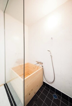 Kostenlose Toilettenartikel, Haartrockner, Handtücher