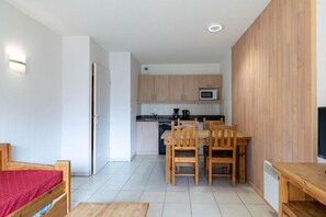 Kylskåp, mikrovågsugn, diskmaskin och kaffe- och tebryggare