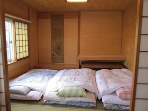 2 habitaciones, escritorio, tabla de planchar con plancha y wifi gratis 