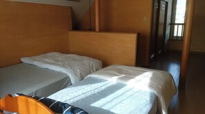 2 habitaciones, escritorio, tabla de planchar con plancha y wifi gratis 
