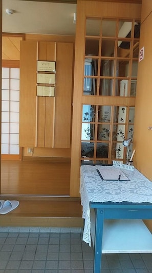2 habitaciones, escritorio, tabla de planchar con plancha y wifi gratis