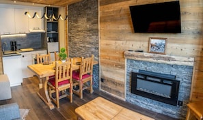 Una cocina moderna con pared de piedra y chimenea.