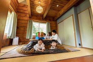 Interior - It is safe to charter one building Capacity 7 peo / Tsuru Yamanashi (Tsuru)