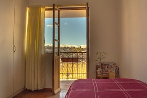 2 bedrooms, desk, WiFi, bed sheets