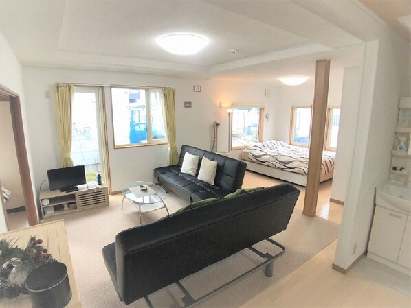 2 室のベッドルーム、デスク、WiFi (無料)、ベッドシーツ