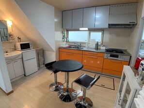 Fridge, microwave, stovetop, cookware/dishes/utensils - HomeCozy Private Home for Families  Travelers - Nagayama Minpaku / Asahikawa Hokkaidō (Asahikawa)