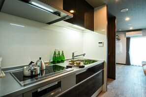 Fridge, microwave, cookware/dishes/utensils - C01 A 1minute walk to Omicho MarketLuxury an / Kanazawa Ishikawa (Kanazawa)