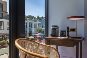 Bazzar King Room | Bộ đồ giường kháng dị ứng, minibar, két bảo mật tại phòng 
