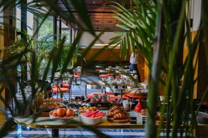 Tägliches Frühstücksbuffet gegen Gebühr