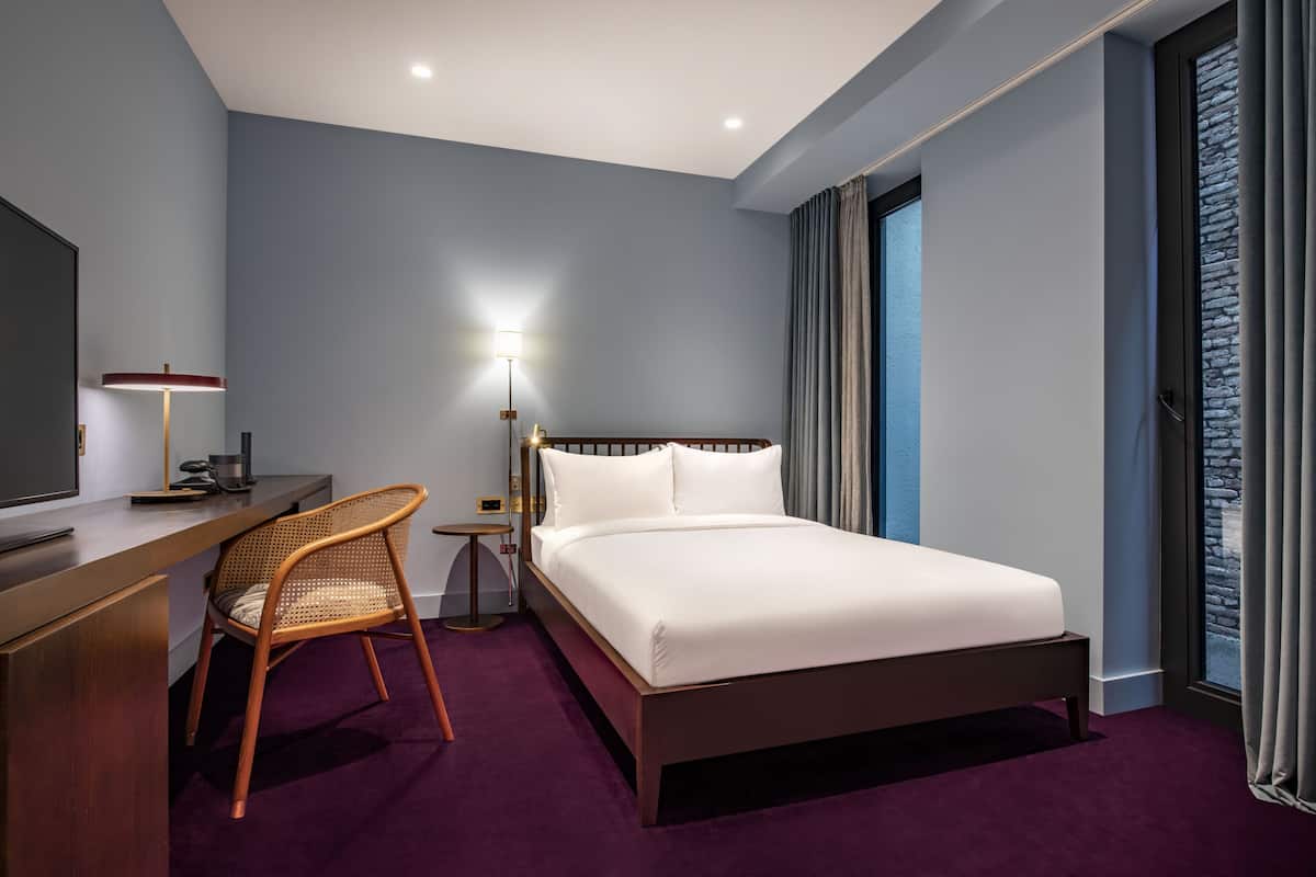 Bazzar Accessible Room | Hypo-allergenic bedding, minibar, in-room safe, blackout drapes