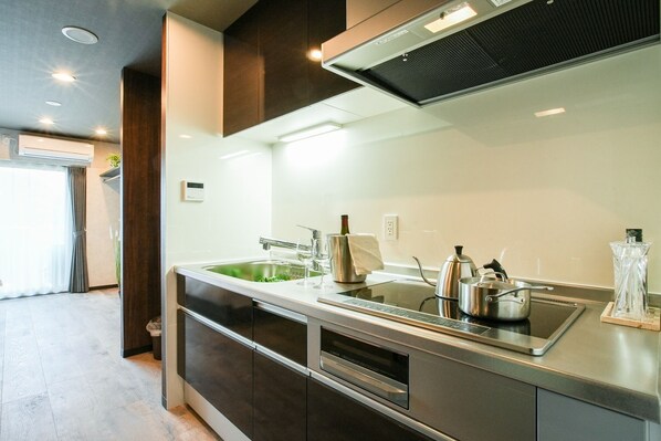 Kühlschrank, Mikrowelle, Kochgeschirr/Geschirr/Besteck