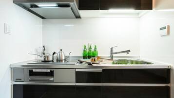 Kühlschrank, Mikrowelle, Kochgeschirr/Geschirr/Besteck