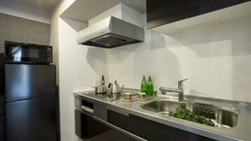 Réfrigérateur, micro-ondes, batterie de cuisine, vaisselle et ustensiles
