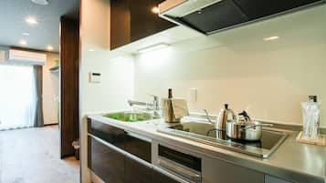 Refrigerador, microondas y utensilios de cocina